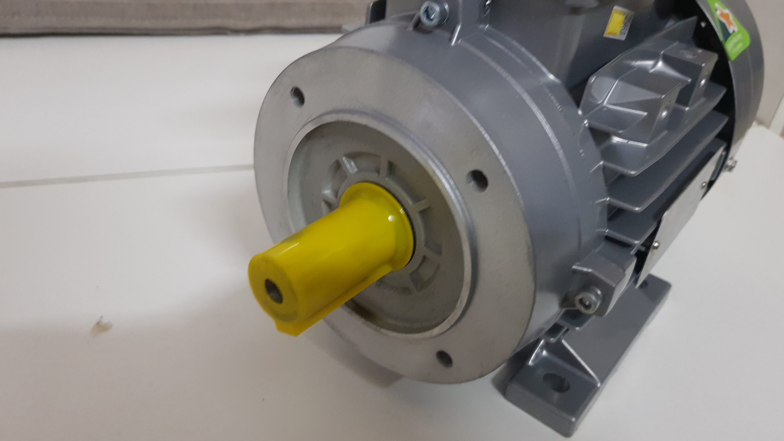 Động cơ máy lọc nước mặn thành nước uống