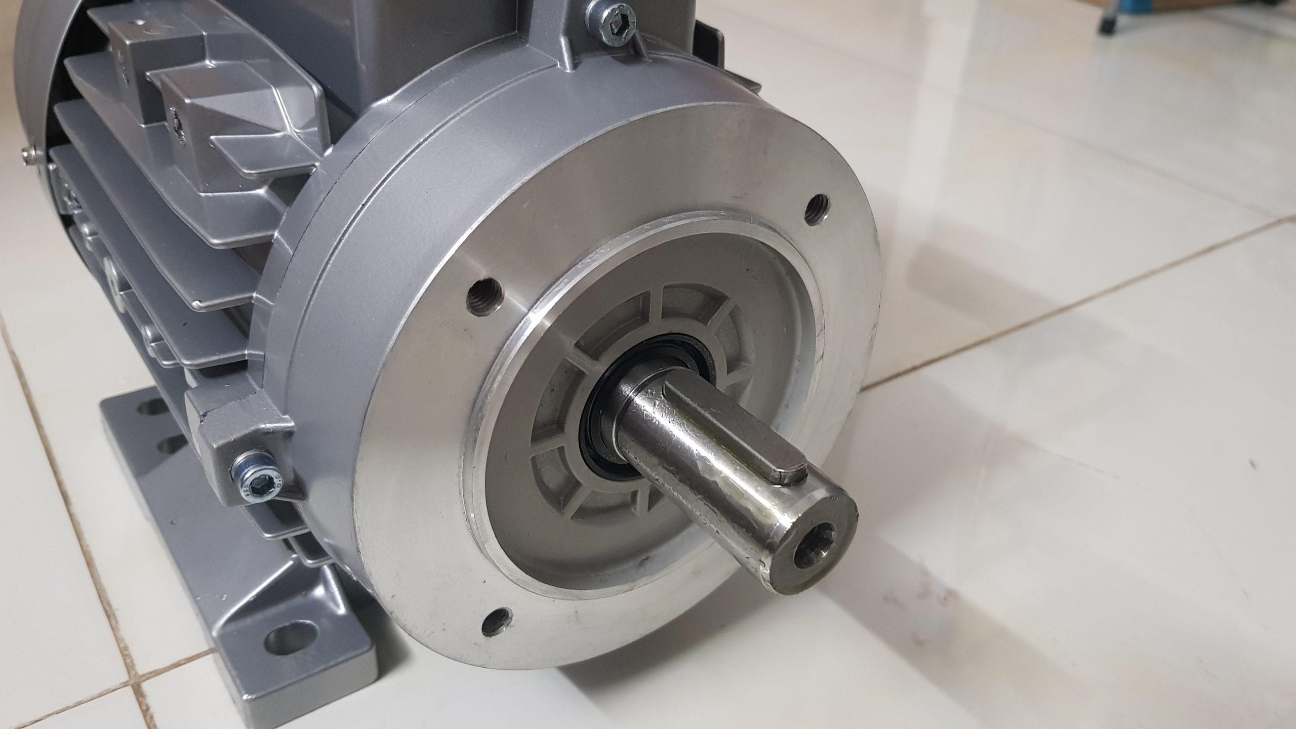 Máy lọc nước biển dùng động cơ điện nào?